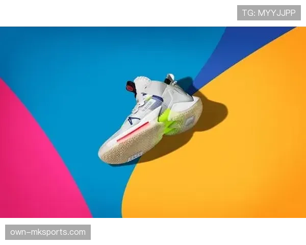 拉塞尔·韦斯特布鲁克球场外的鞋柜价值堪比我家首付，照片一刷我就懵了